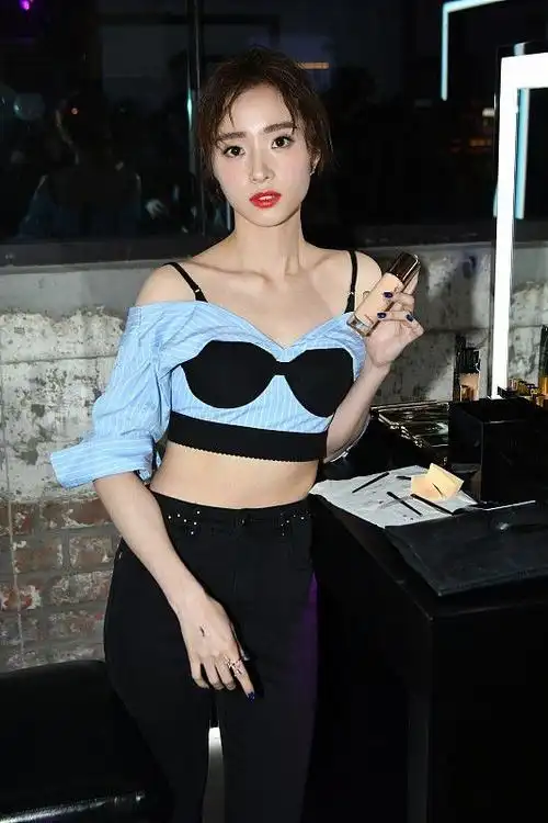 胡冰卿为秀大长腿真挺拼裙子开叉都到腰了也不在意自信又从容