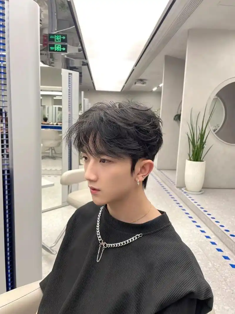 男士纹理烫 轻微的烫一点发尾,飘逸的感觉就来了