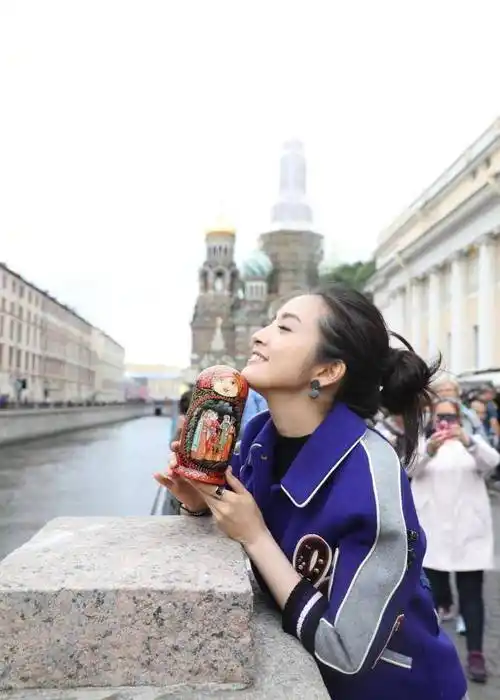 36岁林依晨晒度假照,半身裙穿成抹胸裙好可爱!