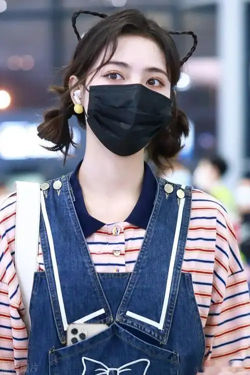 街拍许佳琪翻领t恤牛仔裤黄色帆布鞋清新亮丽