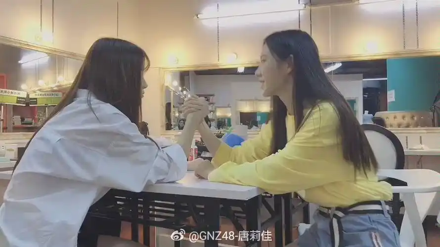 gnz48唐莉佳学姐与左婧媛掰手劲结果自己看