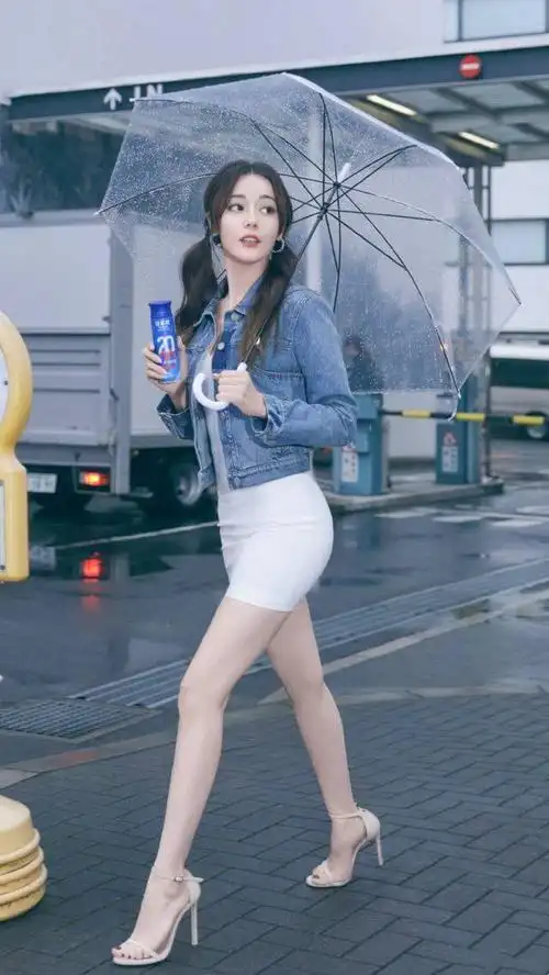 迪丽热巴长腿细腰身材绝美 动静之间尽显迷人曲线