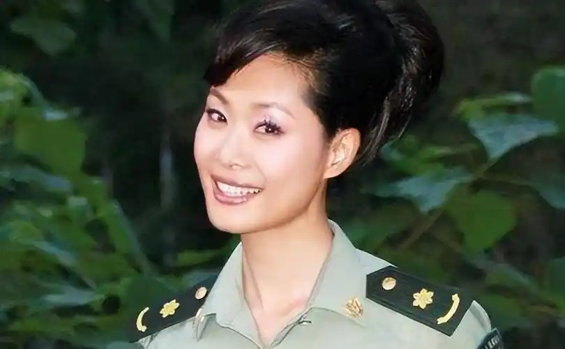 原创著名歌手于文华街边乘三轮车闲逛57岁的她身穿休闲装好低调