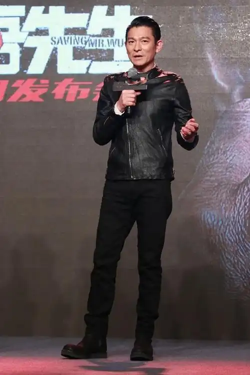 刘德华换上黑色皮衣,梳一个背头出席活动,造型上相当有范!