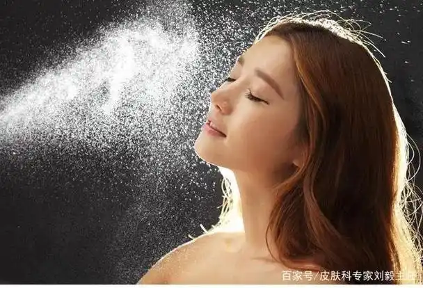 比如过度清洁导致的皮肤表面脂质层的缺失,还有就是角质层内天然保湿