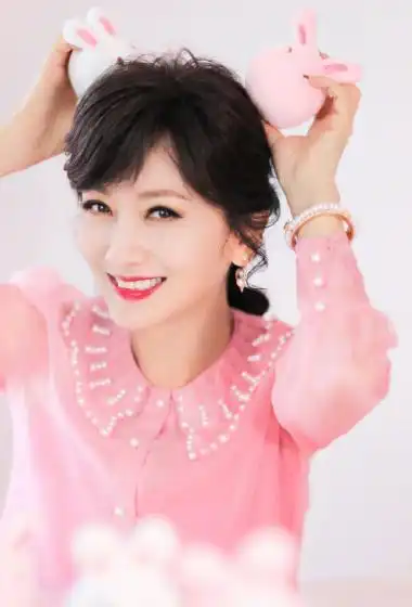 赵雅芝粉色雪纺衬衫气质写真图片56