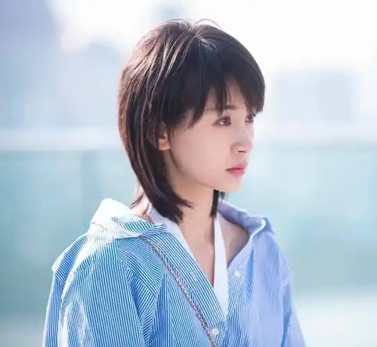 王子文一直是以来的造型都是短发,因出演《欢乐颂》中曲筱绡一角,被