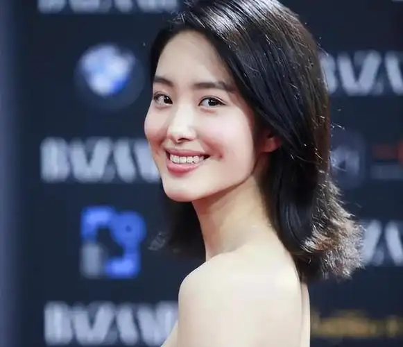 杨采钰的梨涡,张佳宁的脸,让我看到了演艺圈的春天