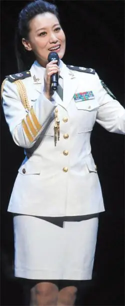 在首尔国立剧场内,一名身穿一身白色军官服的中国女性在台上进行演唱