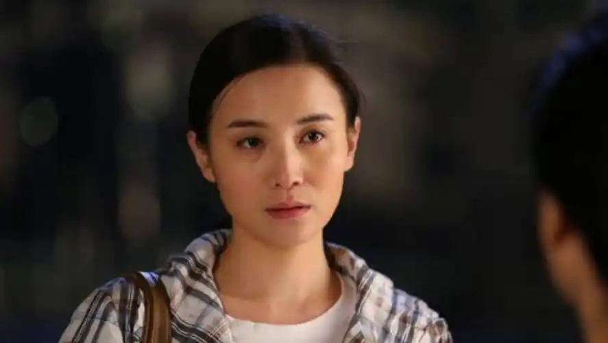 然而,尽管演艺事业蒸蒸日上,宋佳的感情之路却并不顺利.