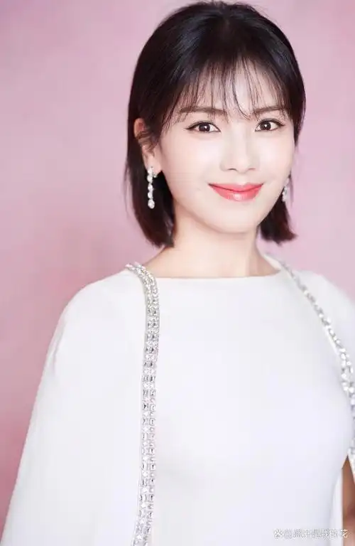 45岁女星刘涛瘦到认不出!法令纹明显下巴尖,表情单纯似18岁少女