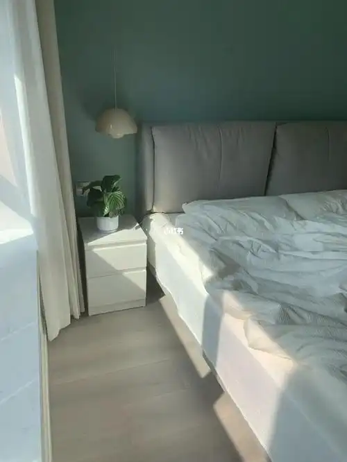 阳光洒进卧室,照在白色的被子上,暖暖的_卧室_被子_相机_清晨的阳光