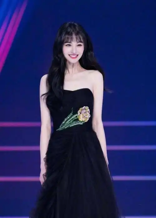 郑爽——抹胸刺绣高腰连衣裙