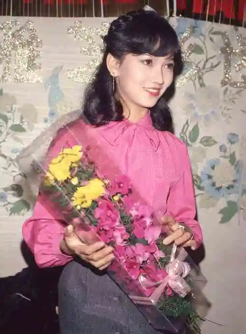 原创赵雅芝晒年轻时期的照片年代感十足网友想起了小时候的贴画