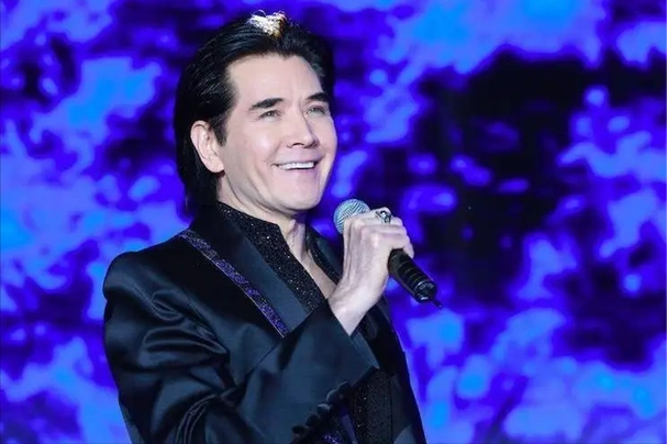 费翔:在母亲和叶倩文之间,我选择终生不娶,63岁仍然独身一人!