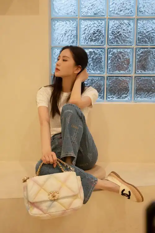 刘诗诗慵懒风生活照 穿搭时髦气质优雅