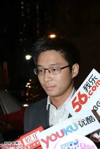 8月28日晚八点四十五分,荣升爷爷的霍震霆与儿子霍启山一起到养和医院