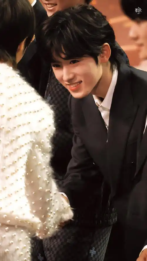 宋亚轩微博之夜##宋亚轩推眼镜