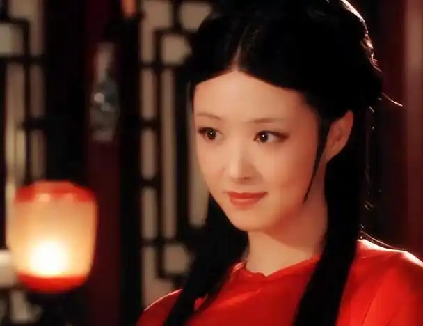 她可谓是一位容貌娇美,气质优雅的大美人,这是许多人初见蒋欣时的直观