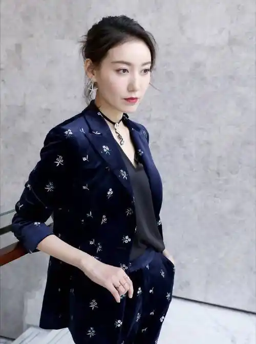 高露印花西装知性霸气,搭配低马尾发型,精致中不失小时尚_造型_气质