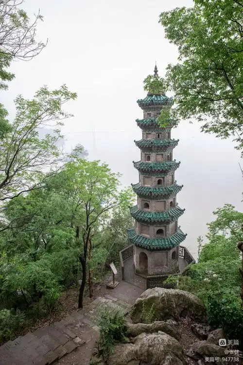 游览石钟山风景区石钟山傲然屹立于长江之岸,鄱阳湖之滨,风景雄奇秀丽
