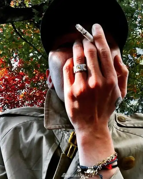 权志龙近照皮肤长痘痘,抽烟留胡茬颓废风 zt