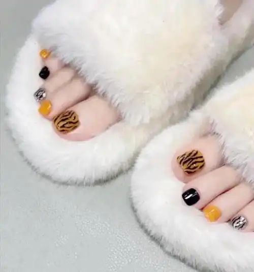 脚趾甲美甲显白图片,脚趾甲什么颜色显白(八款夏日脚趾美甲图片)