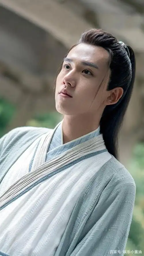 97年出生于辽宁沈阳的张耀在电视剧《少年游之一寸相思》中饰演左卿辞