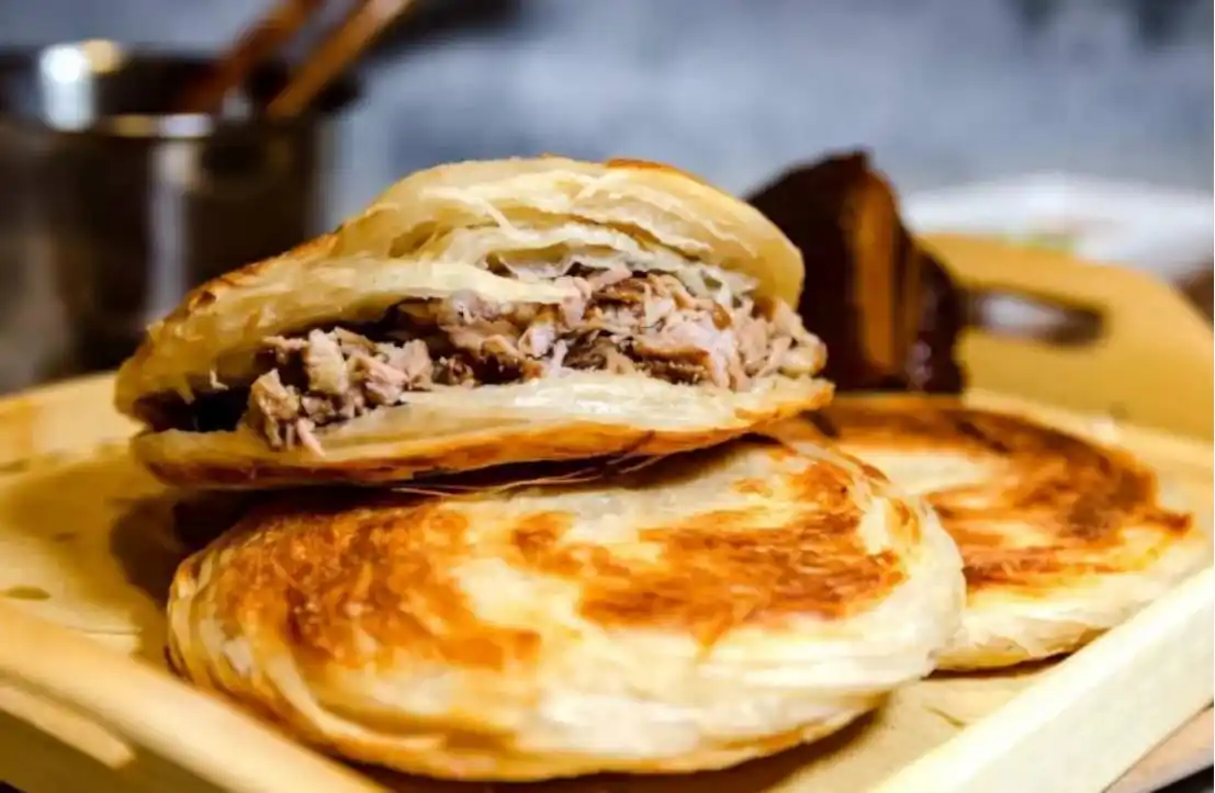 传统小吃登封烧饼,用天然小麦粉和白芝麻制作而成,味道焦香酥脆