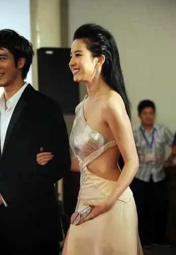 刘亦菲有颜任性梳大背头配缺口裙好在仙气滤镜撑住了