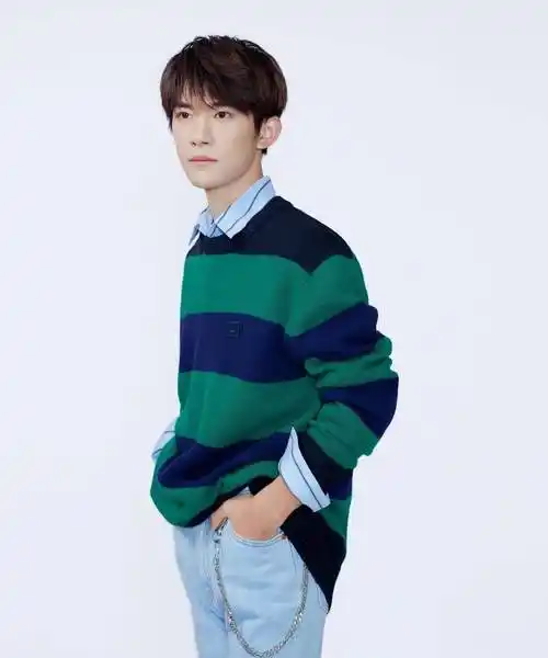 日前,易烊千玺新综艺《朋友请听好》最新造型美照释出.照片中.