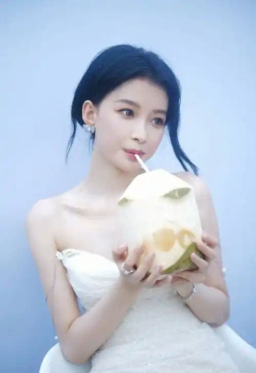 孙怡抹胸白色包臀裙性感美腿写真_锁骨_长裙_董子健