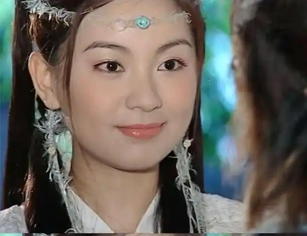 "小昭"陈秀丽近况曝光:穿背心大秀性感身材,移民后生活潇洒