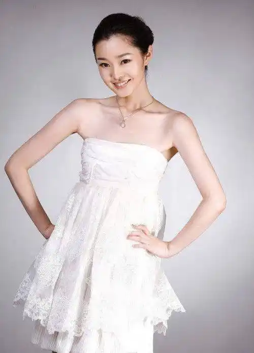 刚出道的宋轶,素颜在俄罗斯显疲惫,全班同学就宋轶混的最好_王珞丹