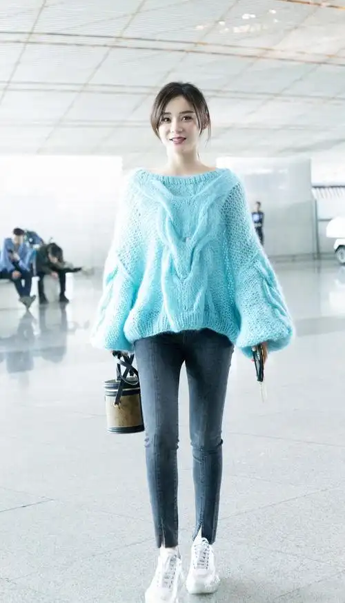 袁姗姗机场美图,浅蓝色毛衣搭配牛仔裤清新靓丽