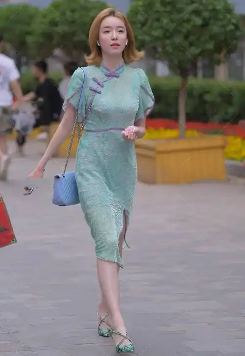 原创水绿色花纹旗袍搭配绿色绑带高跟鞋矜持时尚尽显东方女性美