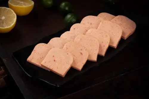 盘子里的火锅菜品午餐肉片