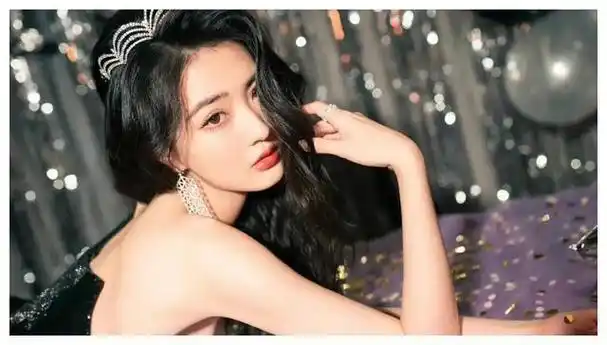 网友曝古力娜扎恋情汪小菲曝大s隐私贾玲遇网友披露恋爱绯闻