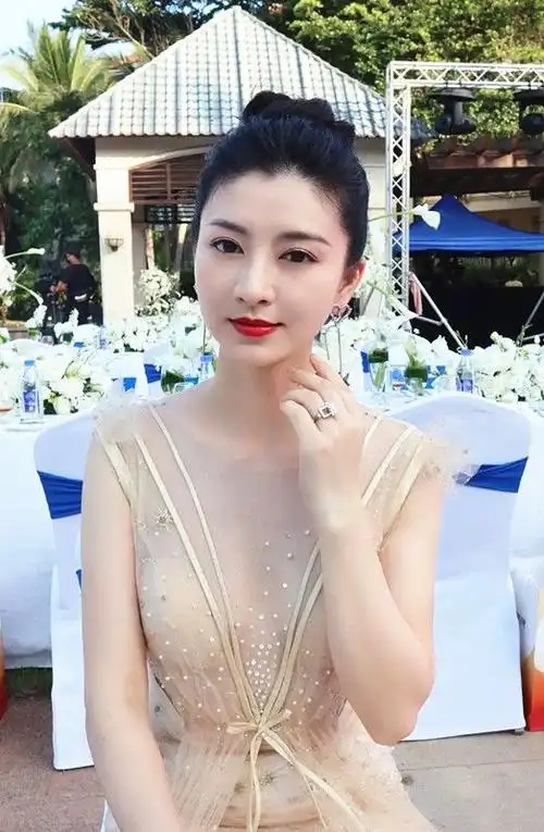 沈眉庄斓曦走红毯穿深v礼服秀美肩复古气质不一般