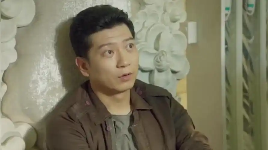 小丈夫陆小山不但到姐姐店内睡觉而且还惹姐姐生气