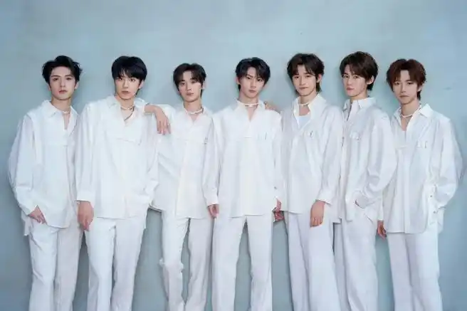 时代少年团天台照##时代少年团全白look