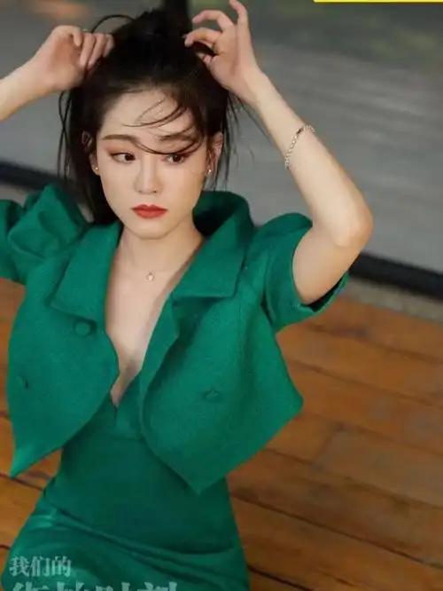 在入秋以来变得和煦的阳光下,演员祝绪丹身穿充满生机的绿裙,格外灵动