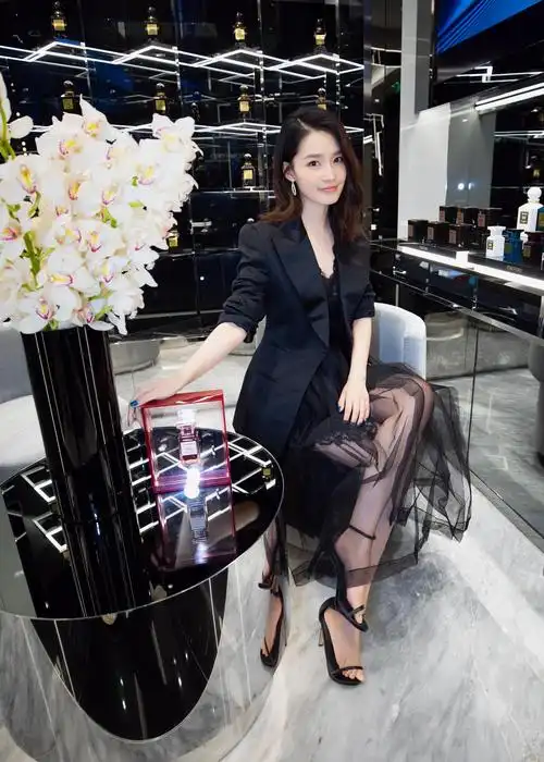 李沁出席时尚活动 西装搭配蕾丝裙美翻天