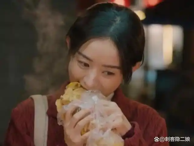 没想到赵丽颖挺适合当吃播看她吃啥都那么香吃得还挺认真