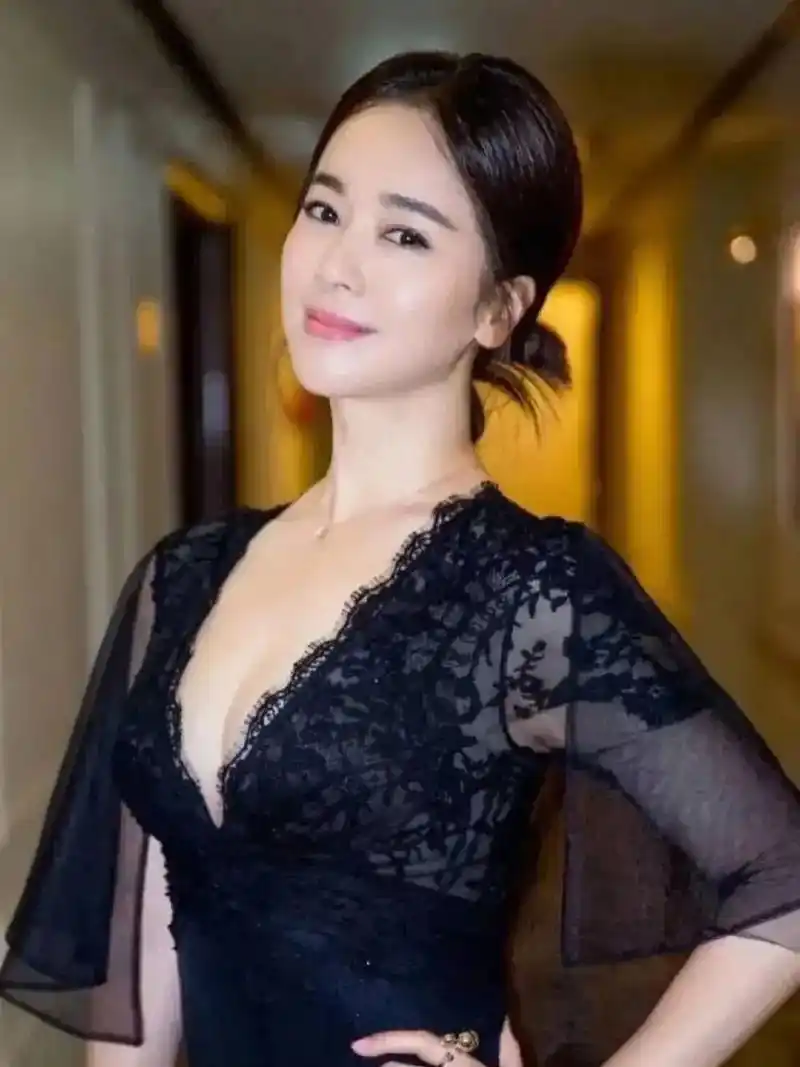 左小青～《天道》中得女主角.时尚性感写真,欲的很!