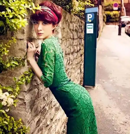 金巧巧都48岁了还有少女身材,穿紧身裙曲线真够抢眼,真长脸_女性_魅力