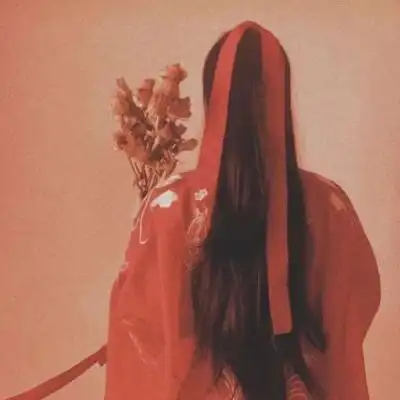 良人情深旧人缘浅青弦墨韵素骨白筝在水一方为伊人笑千里追随为君回首