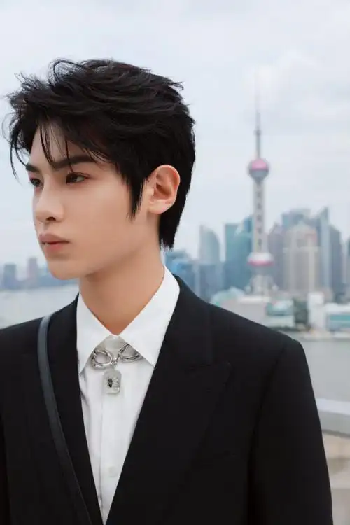 黄明昊双色拼接西装帅气图片写真16