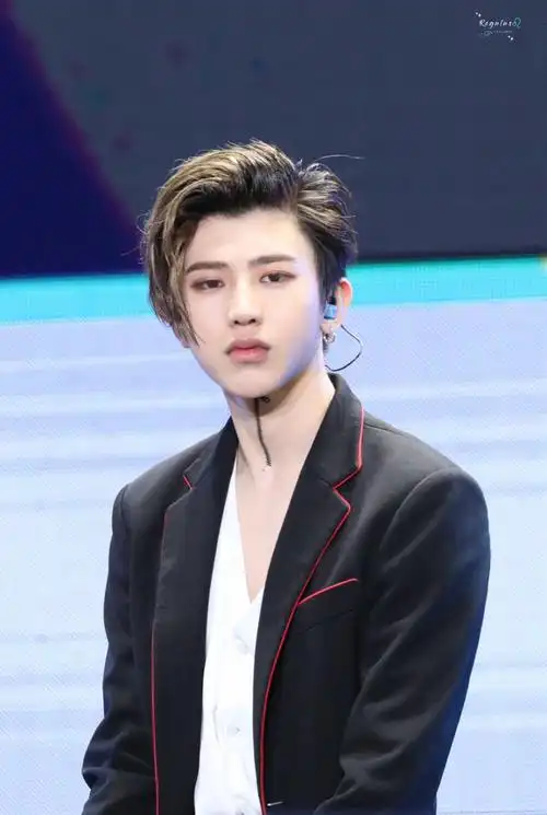 蔡徐坤  喉结拉链