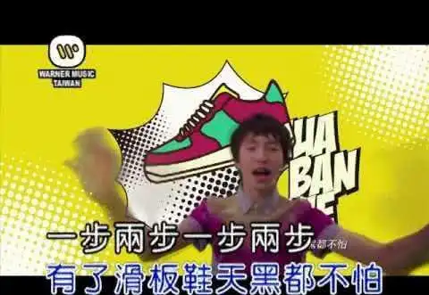 一曲《我的滑板鞋》让庞麦郎大火,如今四处走穴的他在村口演出-搜狐